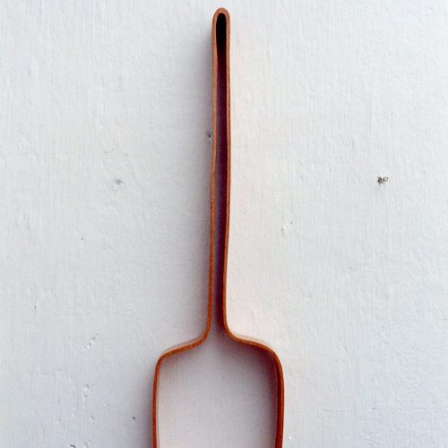 Madeira. Dimensões: 43 X 12 X 4,5 cm