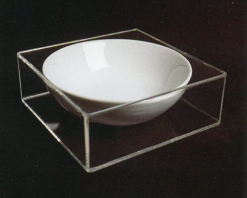 Louça e acrílico. Dimensão: 6 x 17 x 17 cm
