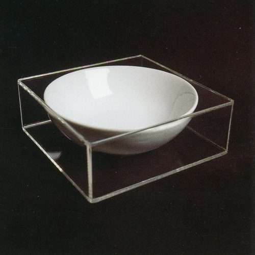 Louça e acrílico. Dimensão: 6 x 17 x 17 cm