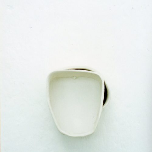 Porcelana branca. Dimensões: 10 x 8,5 x 5,5 cm